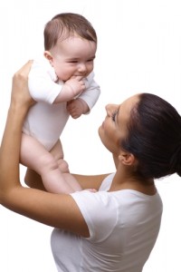 Feliz madre y nino en camisas blancas